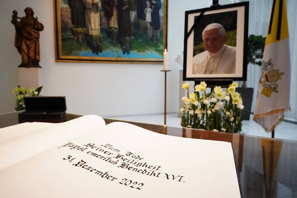 Pożegnanie zmarłego papieża emeryta Benedykta XVI