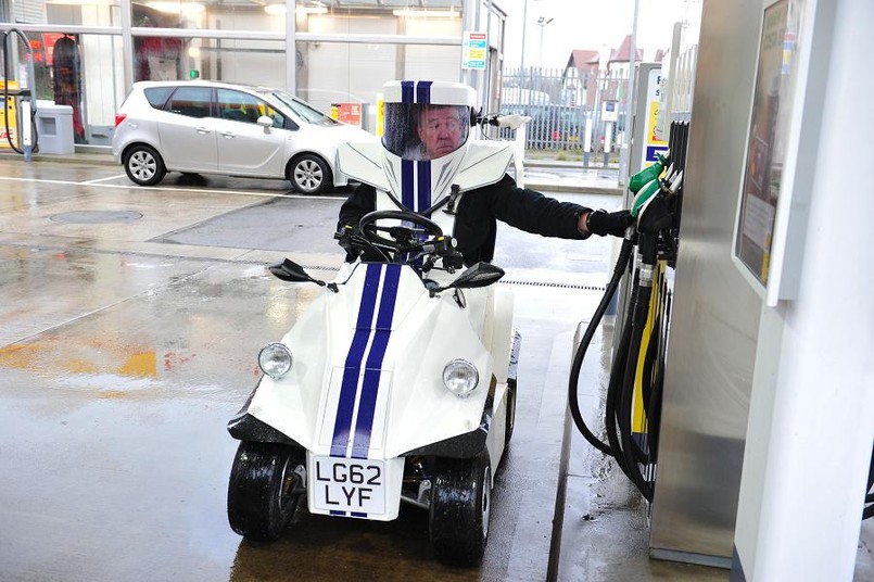 Co zobaczymy w pierwszym odcinku 19. serii "Top Gear"? Wszystko, od rdzewiejących kombi po mikrosamochód skonstruowany w amatorskim warsztacie, po superauta pędzące przez bezkresy USA. Ale po kolei… Jeśli śledziliście przygody najwyższego z prezenterów „Top Gear” to wiecie, że w przeszłości testował przeróżne auta. Jednym z nich był najmniejszy samochód świata - peel P50, którym wjechał do biura. Praktyczność maleńkiego peela tak zainspirowała Clarksona, że postanowił zbudować jeszcze mniejsze auto. Po pięciu latach przygotowań powstał wreszcie microcar - samochód, przy którym smart fortwo wygląda jak czołg.