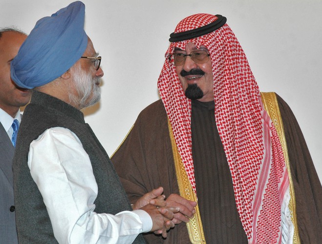 8. Abdullah bin Abdul Aziz Al Saud. Król Arabii Saudyjskiej ma w swoich rękach dwa święta miasta Islamu oraz drugie największe na świecie zasoby ropy naftowej, które odpowiadają za 20 proc. światowych rezerw. Arabia Saudyjska znajduje się w gronie 20 najbogatszych państw świata.  Na zdj. Abdullah bin Abdul Aziz Al Saud, król Arabii Saudyjskiej (po prawej) podczas spotkania z premierem Indii Manmohanem Singh w New Delhi w 2006 roku.