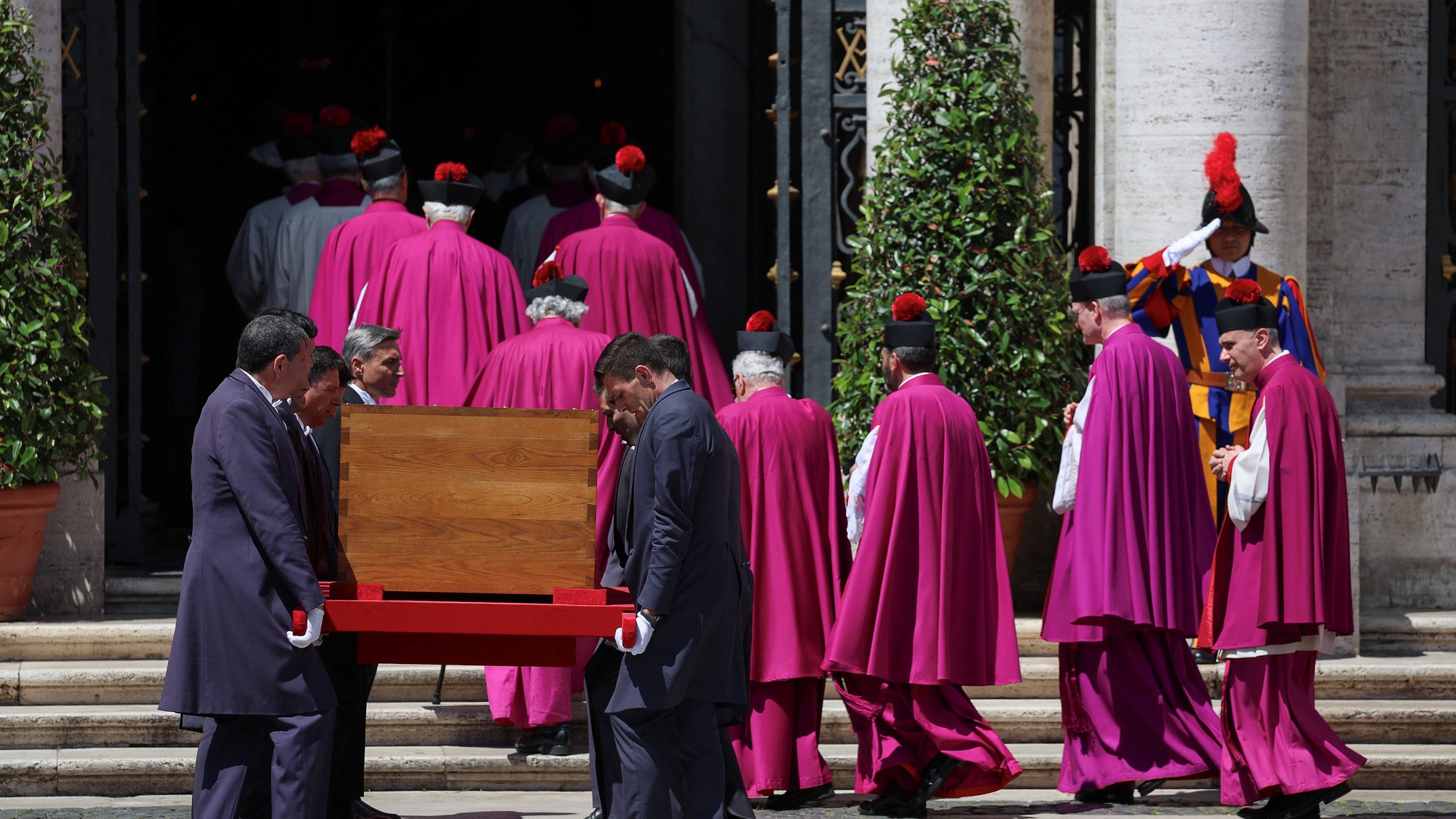 Rakvu s pozostatkami pápeža Františka I. prenášajú do bazilily Santa Maria Maggiore.