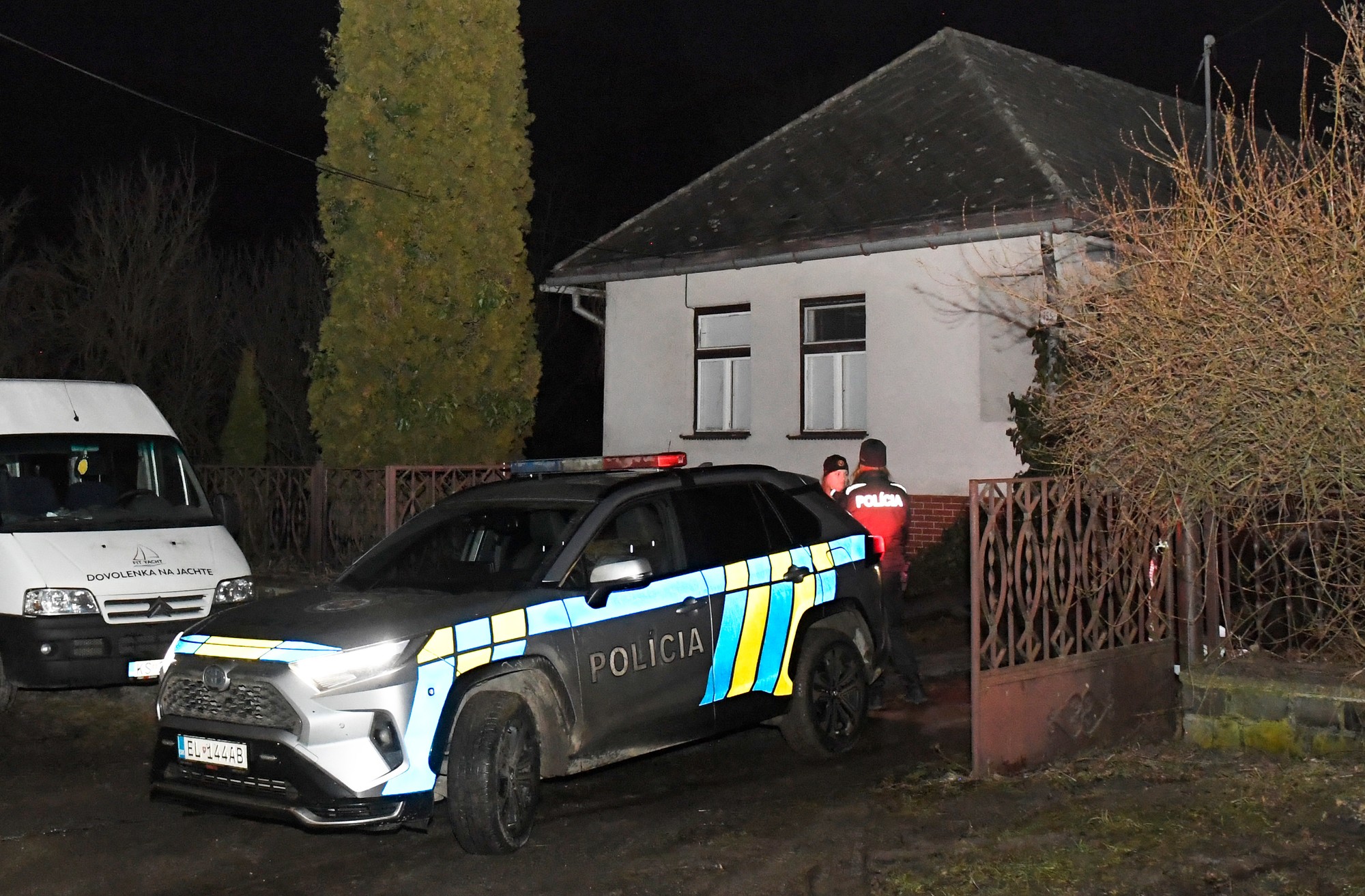Telá dvoch osôb bez známok života boli nájdené v jednom z rodinných domov v obci Ruskov v okrese Košice-okolie.