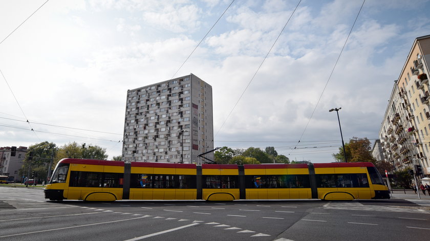 Remont torowiska na skrzyżowaniu Grójeckiej i Banacha daje się we znaki mieszkańcom okolicy. Nie mogą spać, bo robotnicy pracują też nocami.