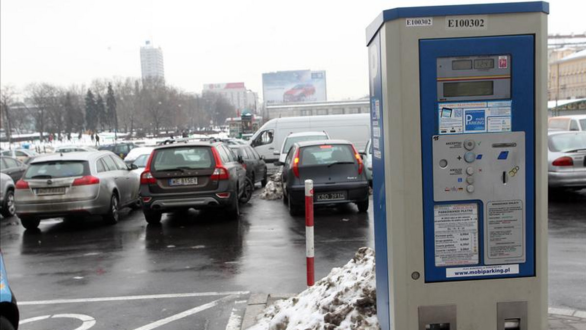 Jeszcze mało warszawskim urzędnikom podwyżek. Po tym jak podniesiono ceny biletów komunikacji miejskiej, opłat za mieszkania, wodę i ścieki - pora na kierowców. Biurokraci chcą sami decydować, ile ma kosztować parkowanie. A to oznacza tylko jedno: kolejne podwyżki.