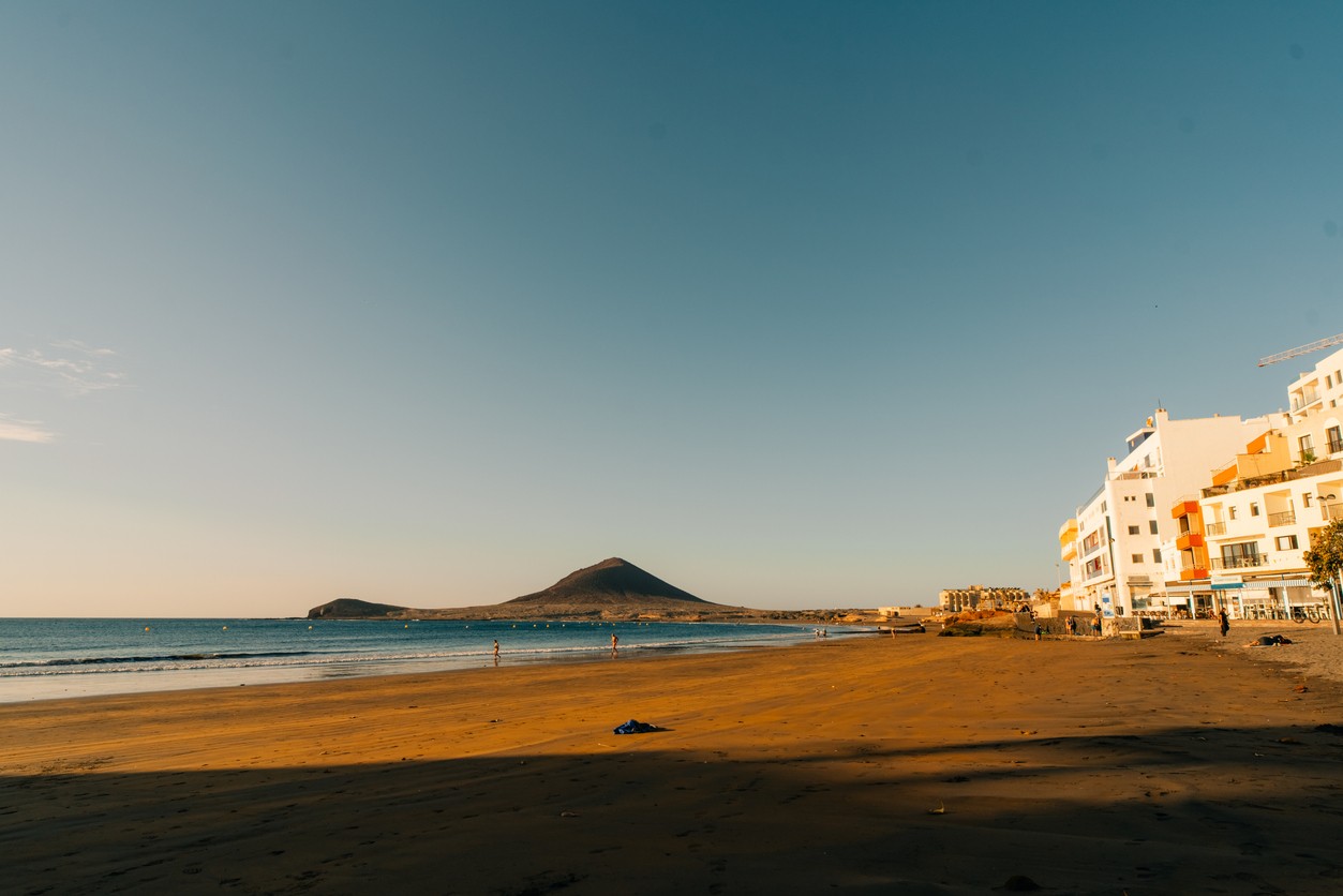 Obľúbená pláž v meste El Médano na ostrove Tenerife. (ilustračné foto)