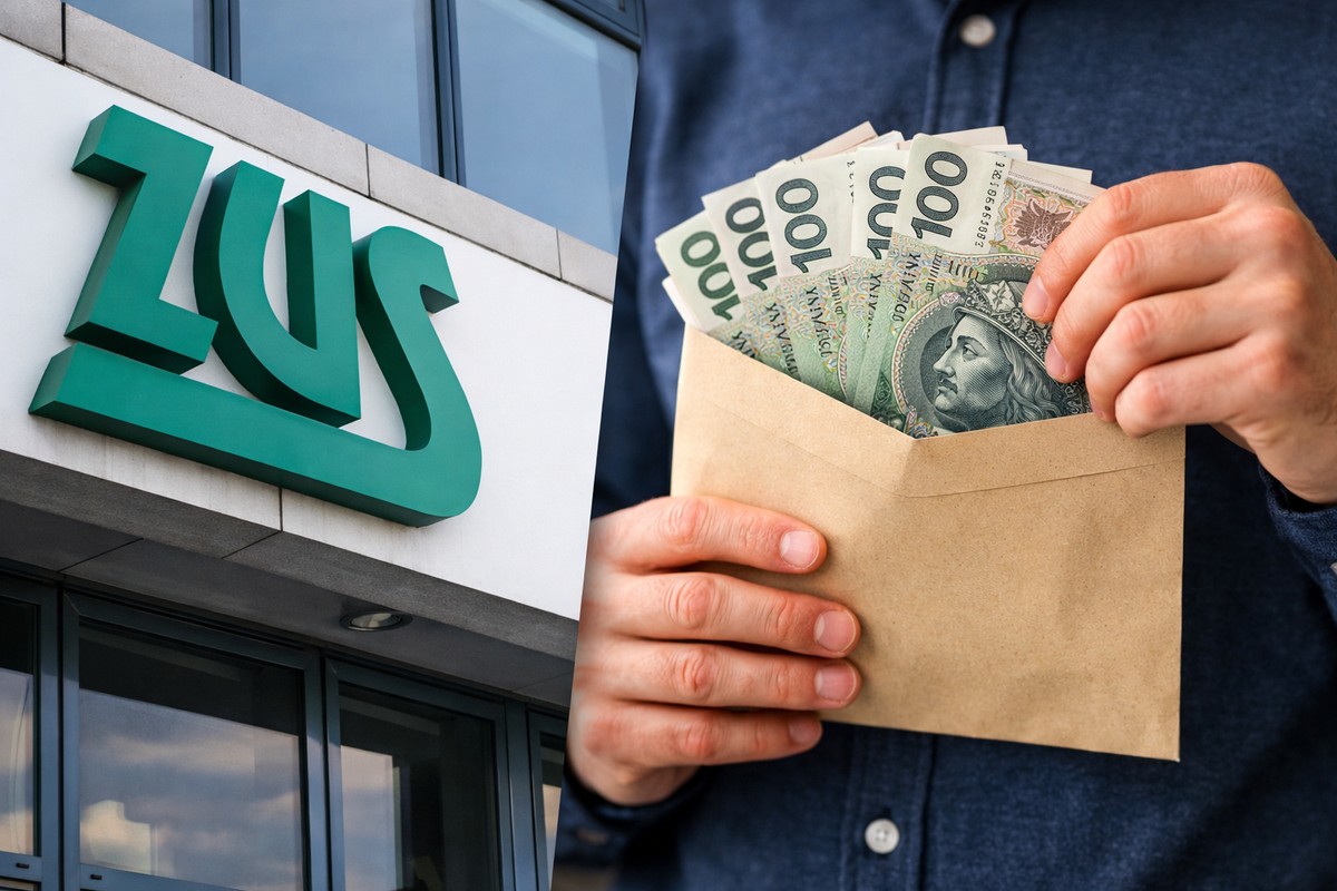 Napis ZUS na budynku i mężczyzna trzymający kopertę wypchaną pieniędzmi
