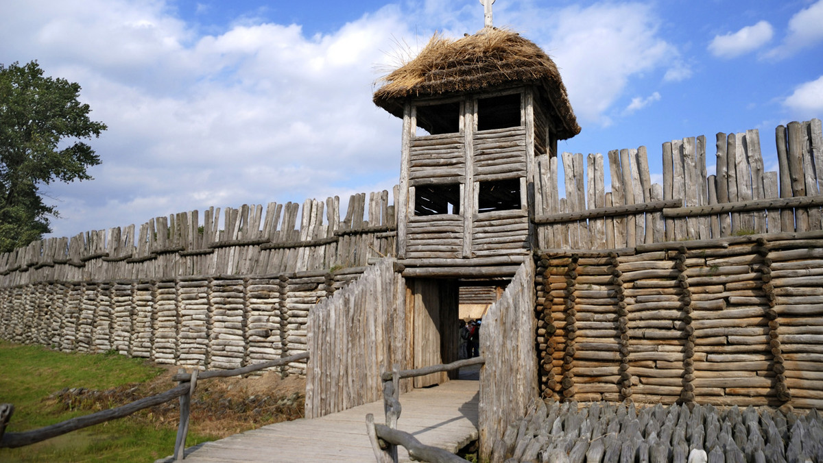 Pod nazwą "Biskupin Archeo-Fashion Week" w sobotę rozpocznie się XXII Festyn Archeologiczny, organizowany przez muzeum w Biskupinie (Kujawsko-Pomorskie). Na wystawie i podczas pokazów prezentowana będzie moda od czasów pradawnych po wczesne średniowiecze.