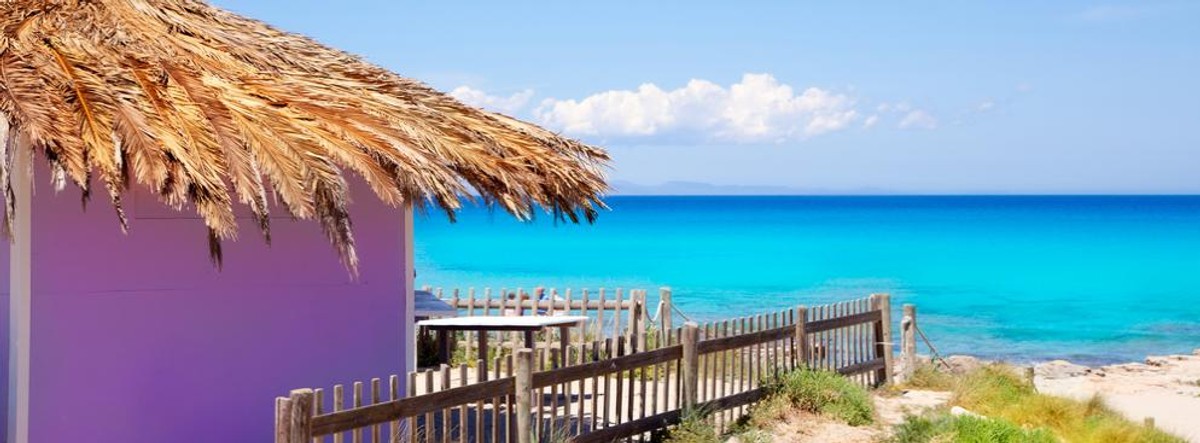 9. miejsce: Formentera - niewielka wyspa, położona zaledwie 11 km od wybrzeża Ibizy. Powierzchnia wyspy to 82 km². W najwęższym miejscu Formentera ma zaledwie 2 km. Formentera zachwyca swoimi pięknymi plażami i turkusową wodą, która przypomina rajskie widoki z Karaibów. Plaże na Formenterze są uważane za najlepsze na całym wybrzeżu Morza Śródziemnego.