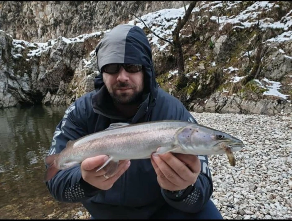 Na Đetinji važi režim "uhvati i pusti": Ivan Bakić sa ulovljenom mladicom