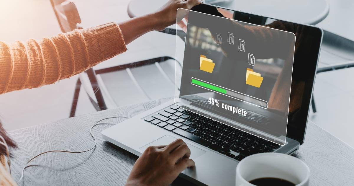 Jak prawidłowo ładować laptop? Tylko taka kolejność jest dobra dla baterii