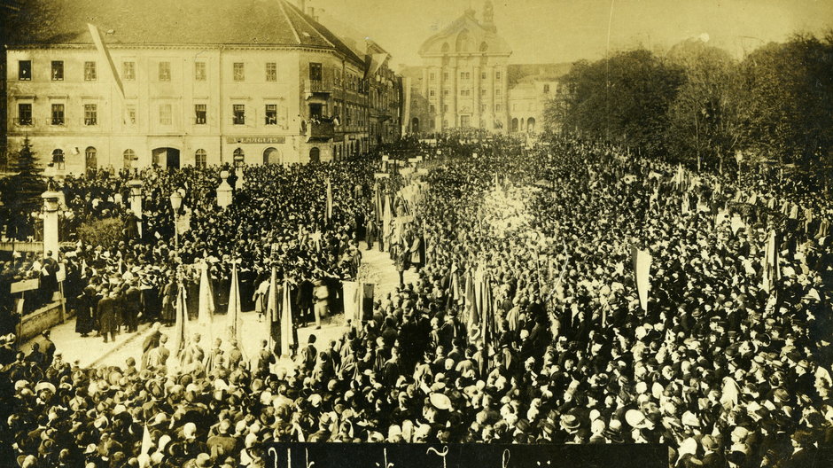 Proklamacja utworzenia Państwa Słoweńców, Chorwatów i Serbów na Placu Kongresowym w Ljubljanie w 1918 roku (fot. Fran Grabjec/Wikicommons)