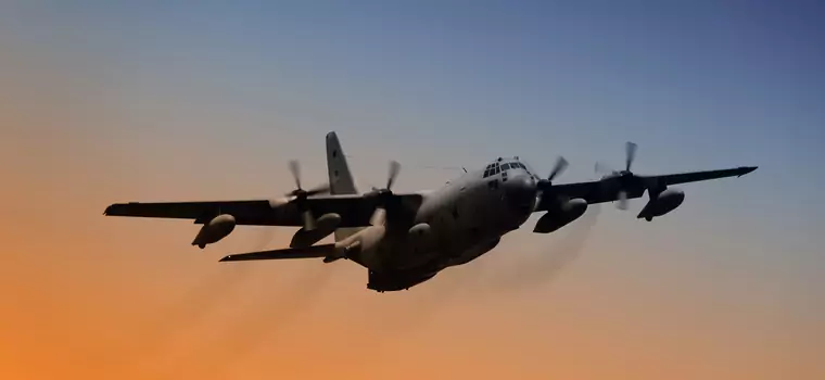 Widowiskowe lądowanie Lockheed C-130 Hercules na pustyni