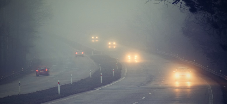 IMGW ostrzega przed gęstą mgłą. Widoczność poniżej 200 metrów