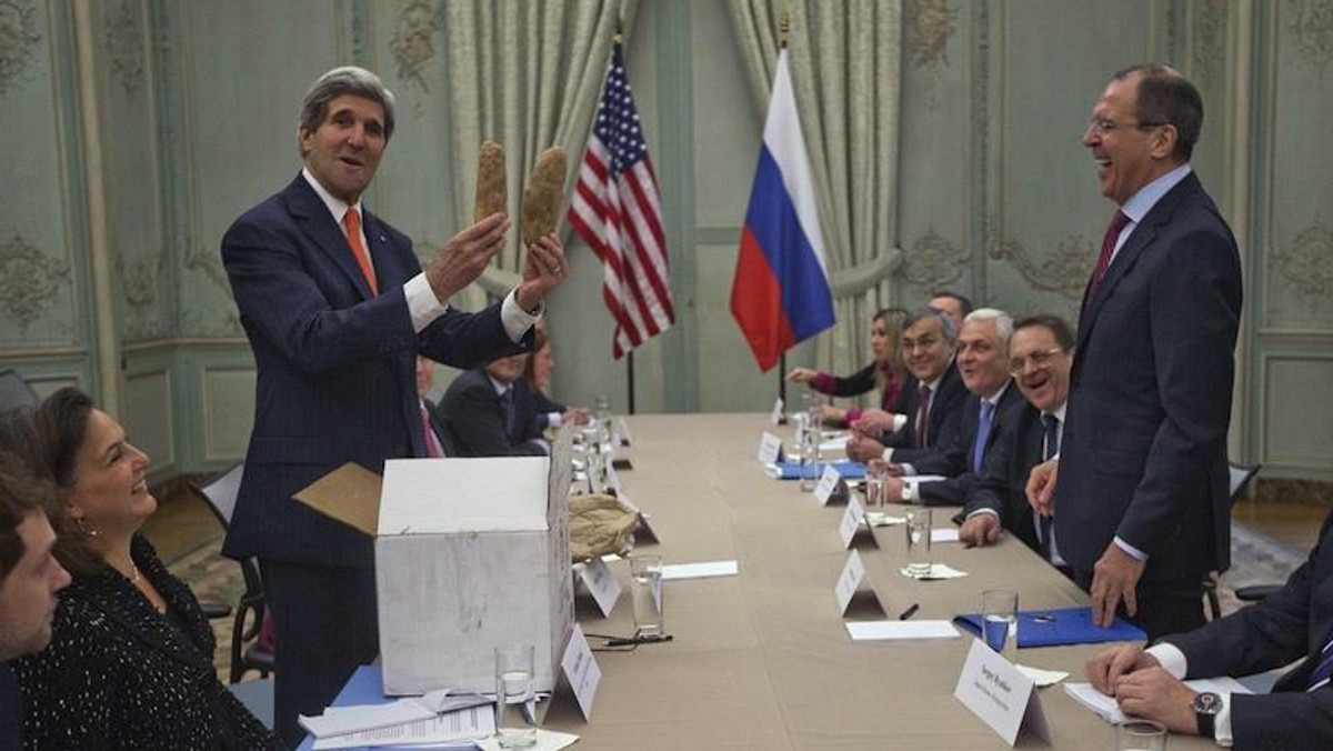 Kerry z dwoma ziemniakami z Idaho. fot. REUTERS.