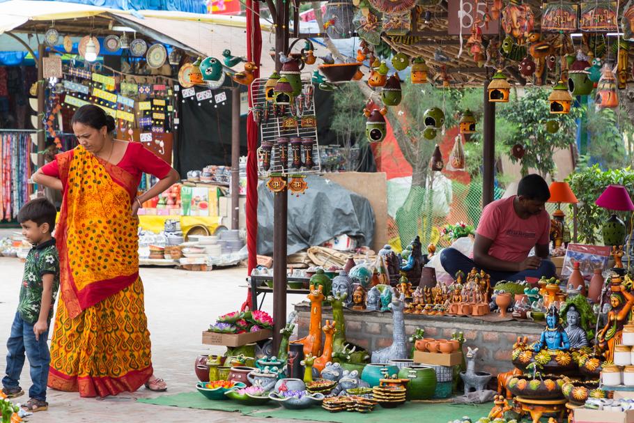 New Delhi, Indie. Zakupy na bazarze Dilli Haat, 2018