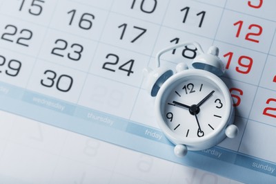 Wszystkich Świętych 2025 w sobotę – kiedy odebrać wolne i kto może mieć długi weekend