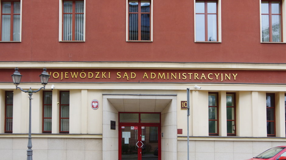 Sąd administracyjny, którego zadaniem jest kontrola działania administracji, nie może wychodzić z założenia, że organ działa zgodnie z prawem. Nie może przyjmować, że poza zgłoszonym nowym dowodem, będącym przesłanką wznowienia postępowania, cała decyzja wydana przez organ jest zgodna z prawem