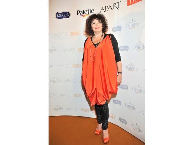 Katarzyna Grochola. Ta celebrytka potrafi! Pisarce regularnie zdarzają się spektakularne modowe wpadki, a ta tunika przypominająca jarzącą się bombkę to tylko jeden z przykładów