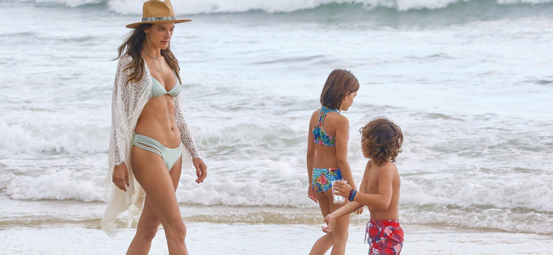 Alessandra Ambrosio na plaży z dziećmi. Ależ ona ma ciało!