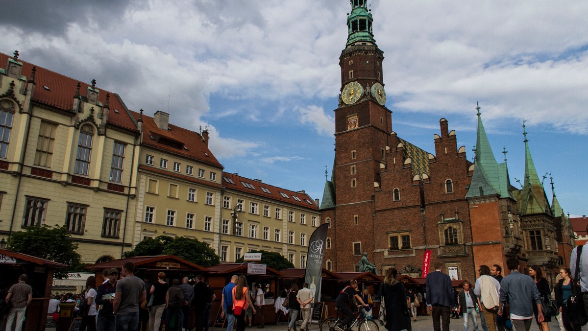 Chętni już się zgłosili, teraz czas na wybór. Jeszcze w tym miesiącu na Rynku we Wrocławiu ma ruszyć budowa szpilkostrady. Będzie to pas o szerokości sześciu metrów, który umożliwi między innymi niepełnosprawnym swobodne poruszanie się wokół ratusza. Cała inwestycja zakończy się pod koniec przyszłego roku.