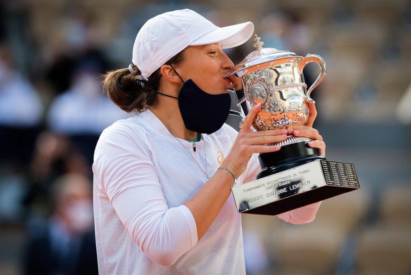 A to już rok później. Roland Garros w 2020 roku odbywał się wyjątkowo na przełomie września i października (z powodu pandemii). Tym razem Polka triumfowała! Dumna i zrelaksowana całuje puchar