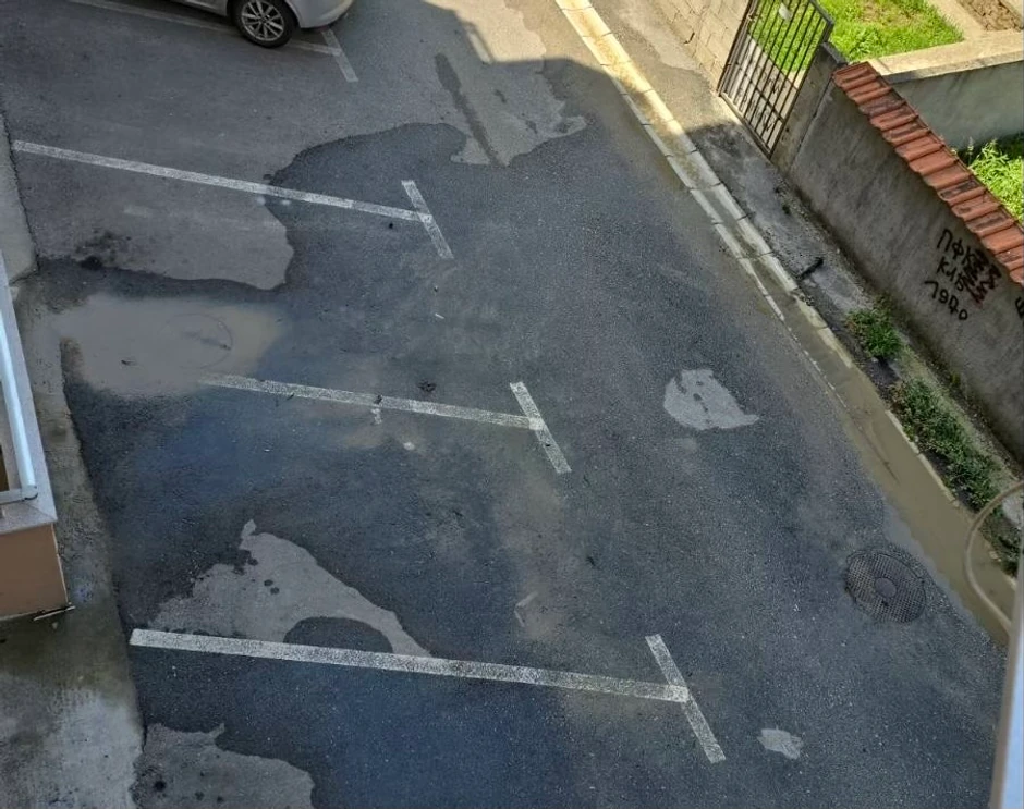 Voda šiklja niz ulicu