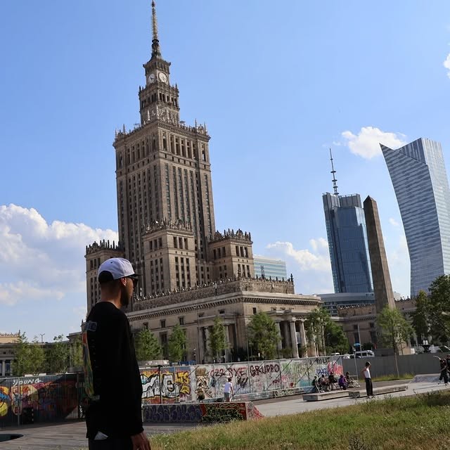 Poľský raper Damian Zawada, známy pod umeleckým menom Wadazii. 