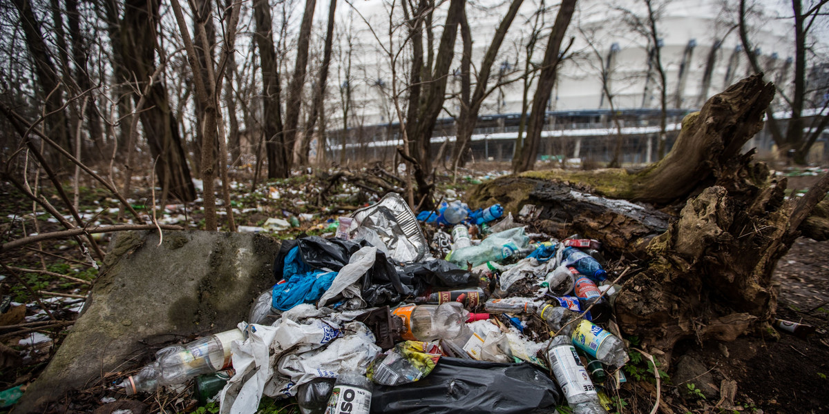 Problem śmieci przy stadionie nadal nierozwiązany