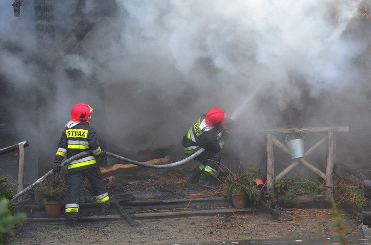 Dogaszanie pożaru w Szczecinie. Spłonęła restauracja 'Chałupa'