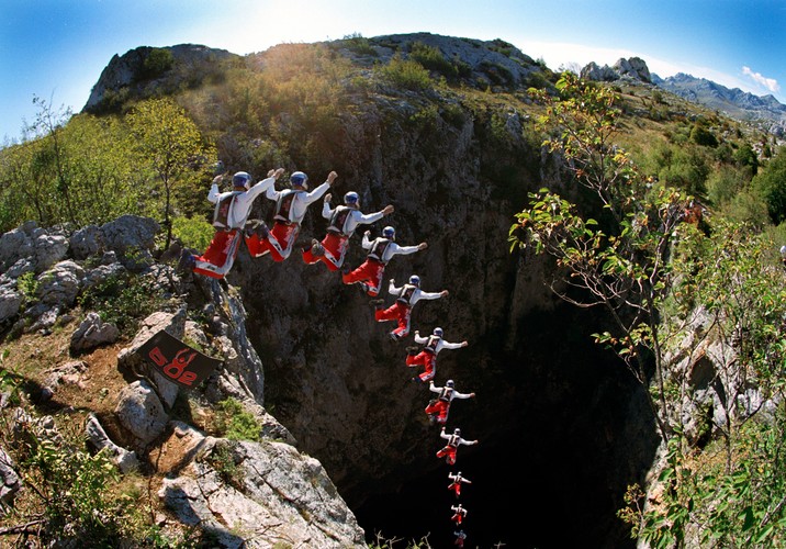 Tak się skacze do wielkiej, czarnej dziury w ziemi...
