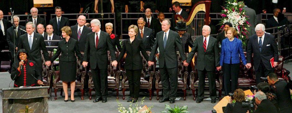 (L-D) Džordž Buš mlađi i Laura, Bil i Hilari Klinton, Džordž Buš stariji, Džimi i Rozlin Karter i Ted Kenedi na ceremoniji u Džordžiji 2006.