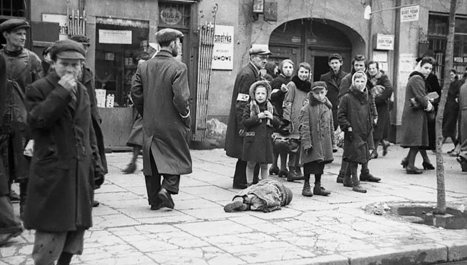 Mieszkańcy warszawskiego getta na ulicy Leszno (1941)