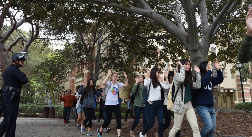 Studenci opuszczali budynek z podniesionymi rękoma