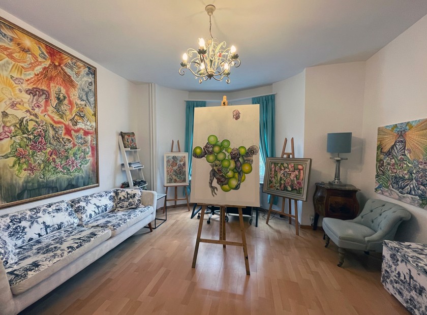 Les designs de l’artiste sont également imprimés sur des meubles. 