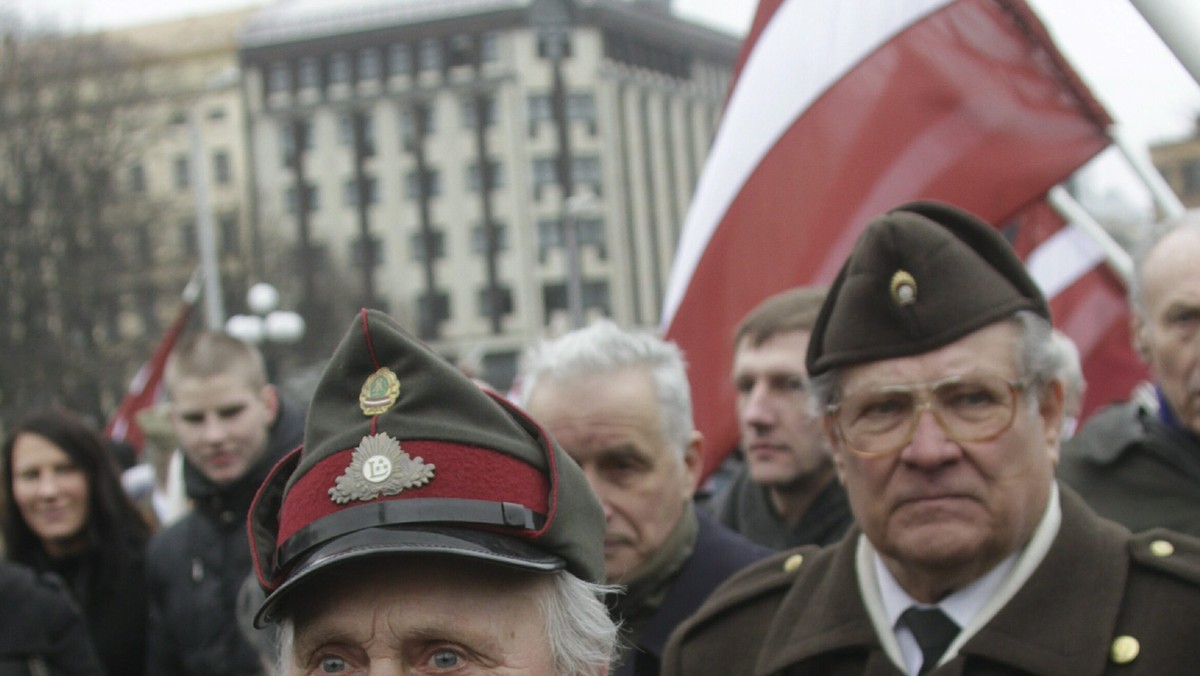 Budzący wiele emocji i krytyki marsz w Rydze weteranów oddziałów Waffen SS, które walczyły z wojskami sowieckimi podczas drugiej wojny światowej, przebiegł w tym roku spokojniej niż przed rokiem - poinformowała w piątek ryska policja.