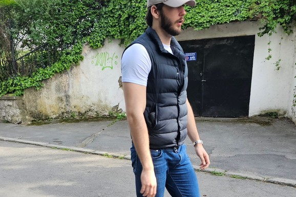 KAKVA ZVER! Sin Meline i Harisa pokazao ISKLESANO TELO i raspametio devojke: Kan prerastao oca, a tek da čujete kakav mu je ŠMEKERSKI SAVET tata dao za žene