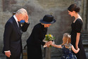 Królowa małżonka otrzymała kwiaty od 5-letniej dziewczynki, która czekała, aby powitać parę