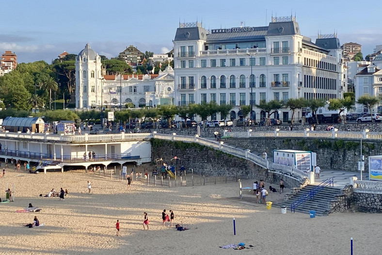 Jedna z wycieczek po mieście zabierze cię do Santander, stolicy Kantabrii. Tutaj wille i wspaniałe hotele przy plaży El Sardinero tworzą wspaniałe tło