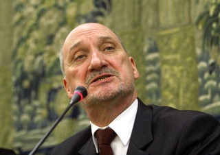 Macierewicz zaprasza ekspertów rządowych na debatę o Smoleńsku - na 5 lutego