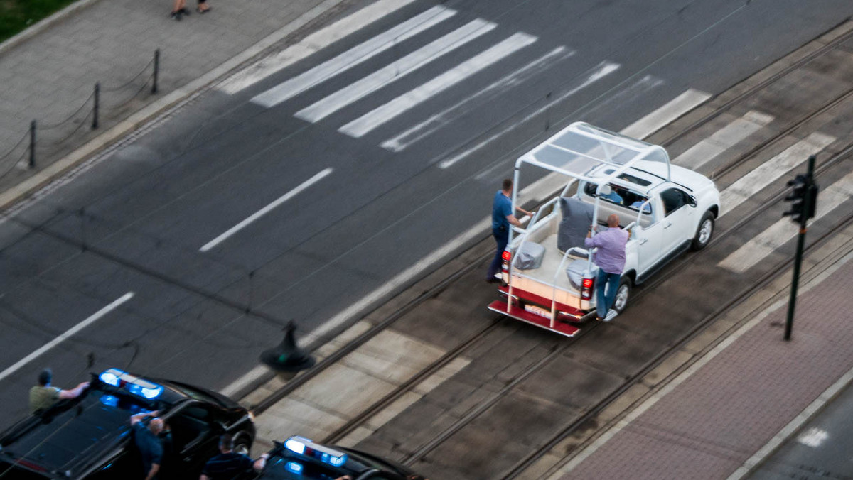 Papamobile przejechał ulicami Krakowa