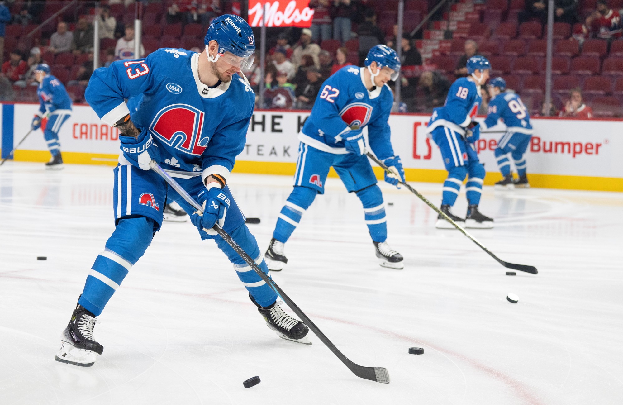 Hokejisti Colorada Avalanche v dresoch Quebec Nordiques. 