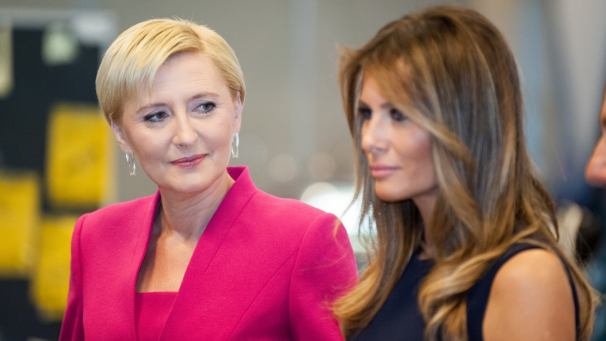 Koronawirus: Agata Duda robi przyłbice, a Melania Trump nosi maskę ochronną 