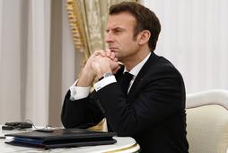 Emmanuel Macron podczas spotkania z prezydentem Rosji Władimirem Putinem