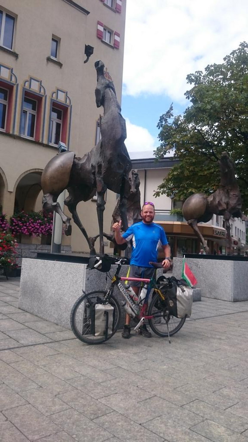 Przejechał 41 tys km na rowerze żeby zobaczyć jak jego drużyna przegrywa mecz