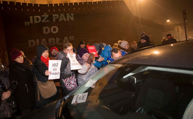 Krakowianie blokuja wjazd kolumny rzadowej na Wawel