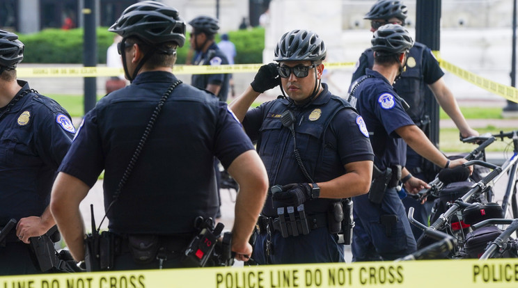 Chicagóban egy felvonulás szakadt félbe tíz perc után, lövöldözés miatt az emberek fejvesztve menekülnek, áldozatok is lehetnek / Fotó: EPA/Shawn Thew