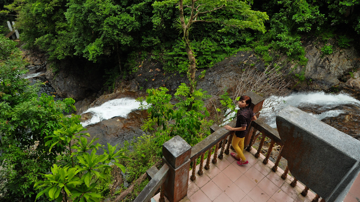 Wodospad znajdujący się w Tasik Kenyir, przy sztucznym jeziorze w północno-wschodniej Malezji zostanie unikalną atrakcją turystyczną. Oglądać go będą mogły tylko kobiety, również panie będą strażnikami i przewodnikami. Mężczyźni nie będą mieli prawa wstępu na ten teren.