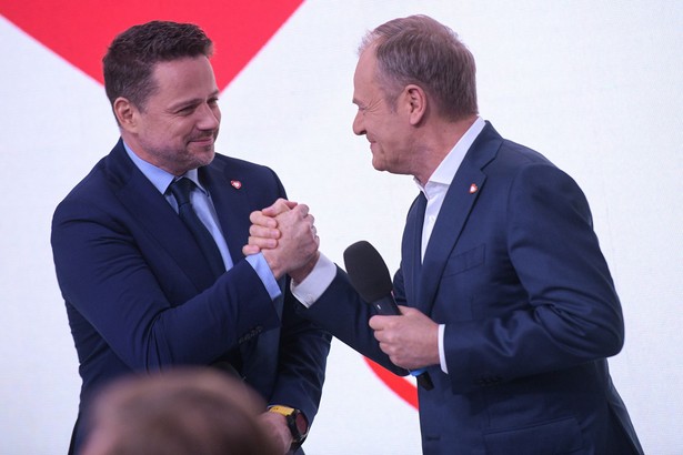 Wybory samorządowe 2024. Prezydent Warszawy Rafał Trzaskowski (L) i premier Donald Tusk (P) w sztabie wyborczym Koalicji Obywatelskiej.