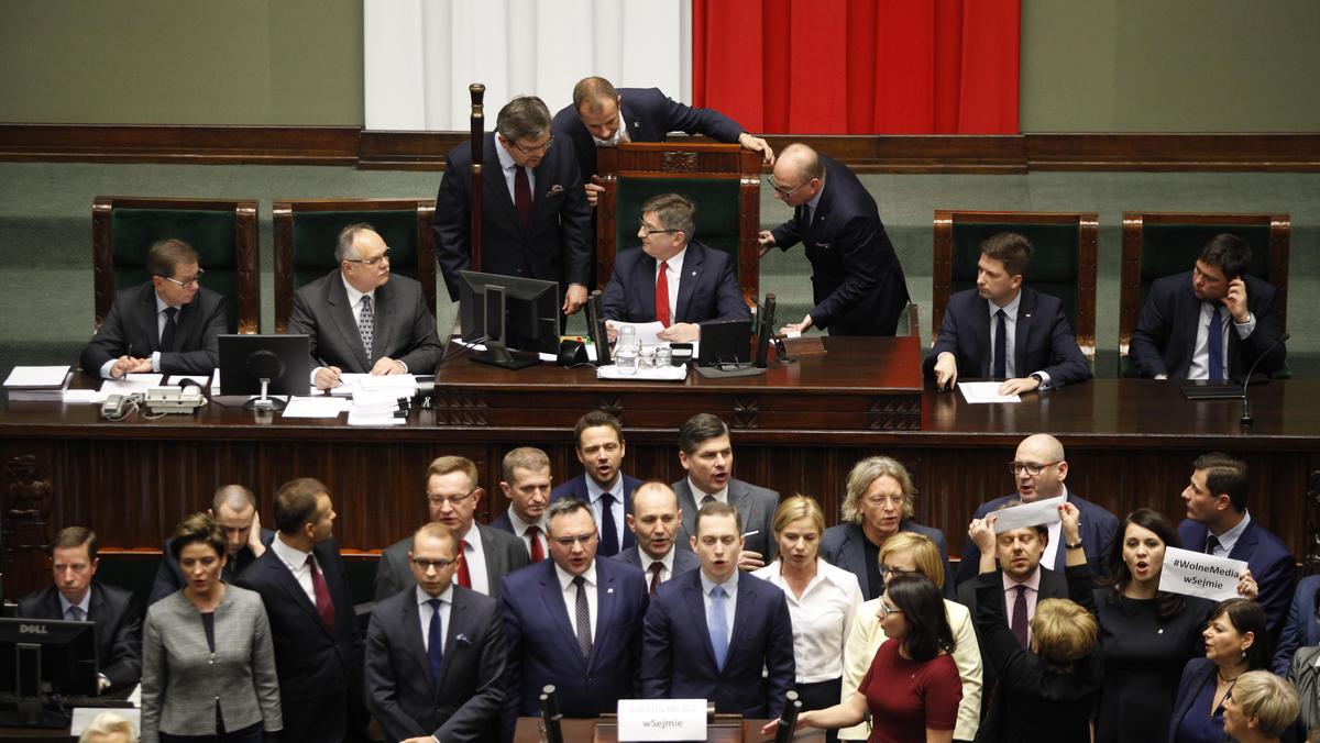 Opozycja okupuje mównic? w Sejmie