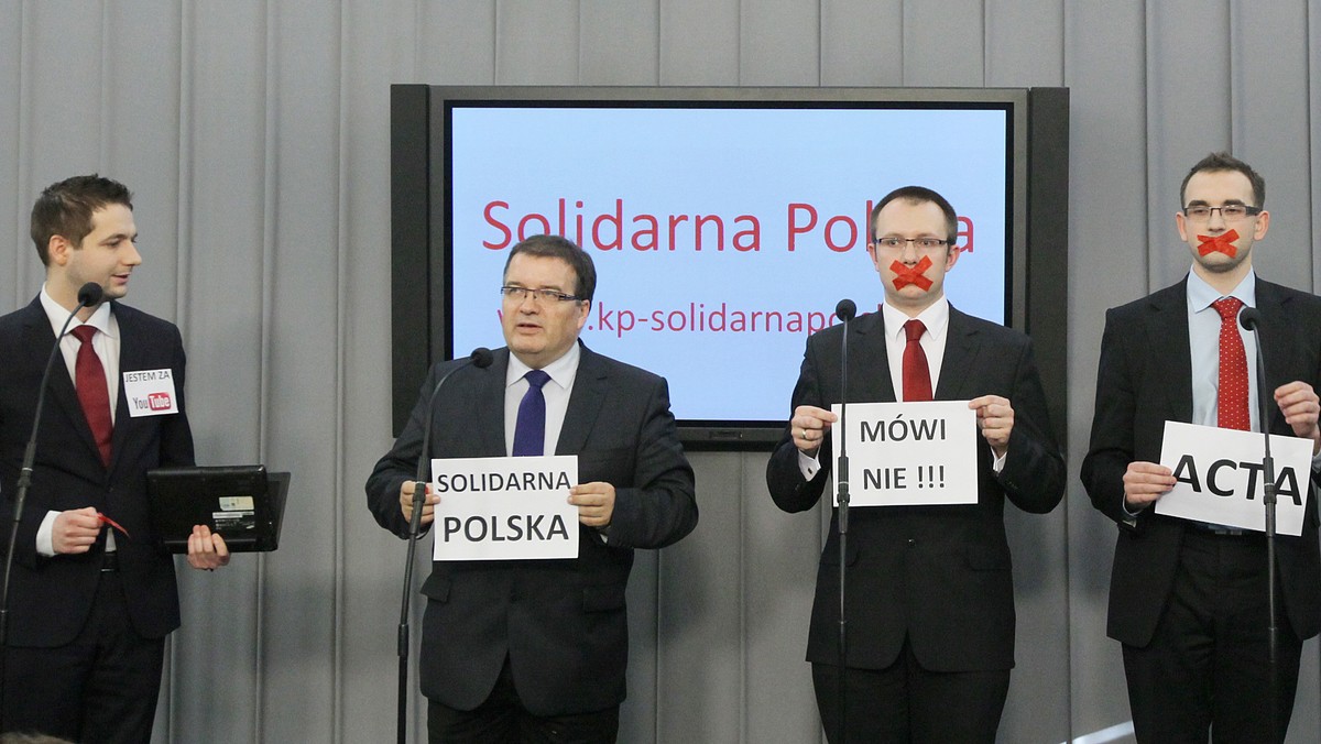 Politycy Solidarnej Polski opowiedzieli się w poniedziałek za zorganizowaniem referendum, które poprzedziłoby ewentualną ratyfikację paktu fiskalnego w Polsce. Solidarna Polska chce też referendum w sprawie wprowadzenia euro w naszym kraju.