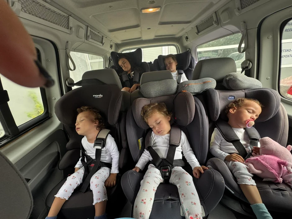 "Nedeljno, od ponedeljka do petka, pređemo automobilom između 500 i 600 kilometara, samo vozeći ih na vežbe i kući“, priča Marija Gaćeša